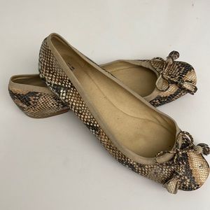 GUC STUART WEITZMAN SNAKESKIN FLATS